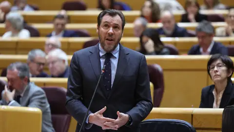 El ministro de Transportes y Movilidad Sostenible, Óscar Puente, interviene en el Pleno del Senado celebrado este martes 11 de marzo en Madrid. El ministro de Transportes y Movilidad Sostenible, Óscar Puente, interviene en el Pleno del Senado celebrado este martes 11 de marzo en Madrid.