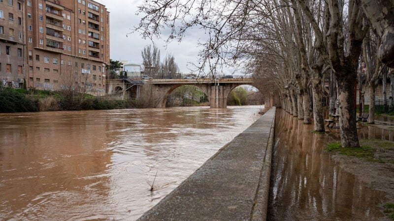  Fotografía del rio Duero desbordado este lunes a su paso por Aranda de Duero (Castilla y León). 