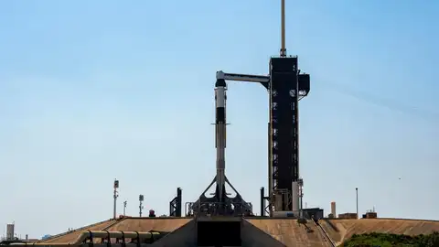 Cohete Falcon 9 con la nave espacial Dragon encima Cohete Falcon 9 con la nave espacial Dragon encima