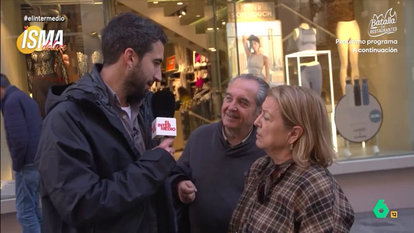 Una señora se enfada con Isma Juárez cuando dice que lleva 50 años casada: "¡No te pases!" El reportero se ha propuesto convertirse en reportero del corazón por un día y, por ello, charla con Ana y Juan Carlos y, valiéndose de las fórmulas habituales de este tipo de prensa, intenta conseguir una exclusiva.