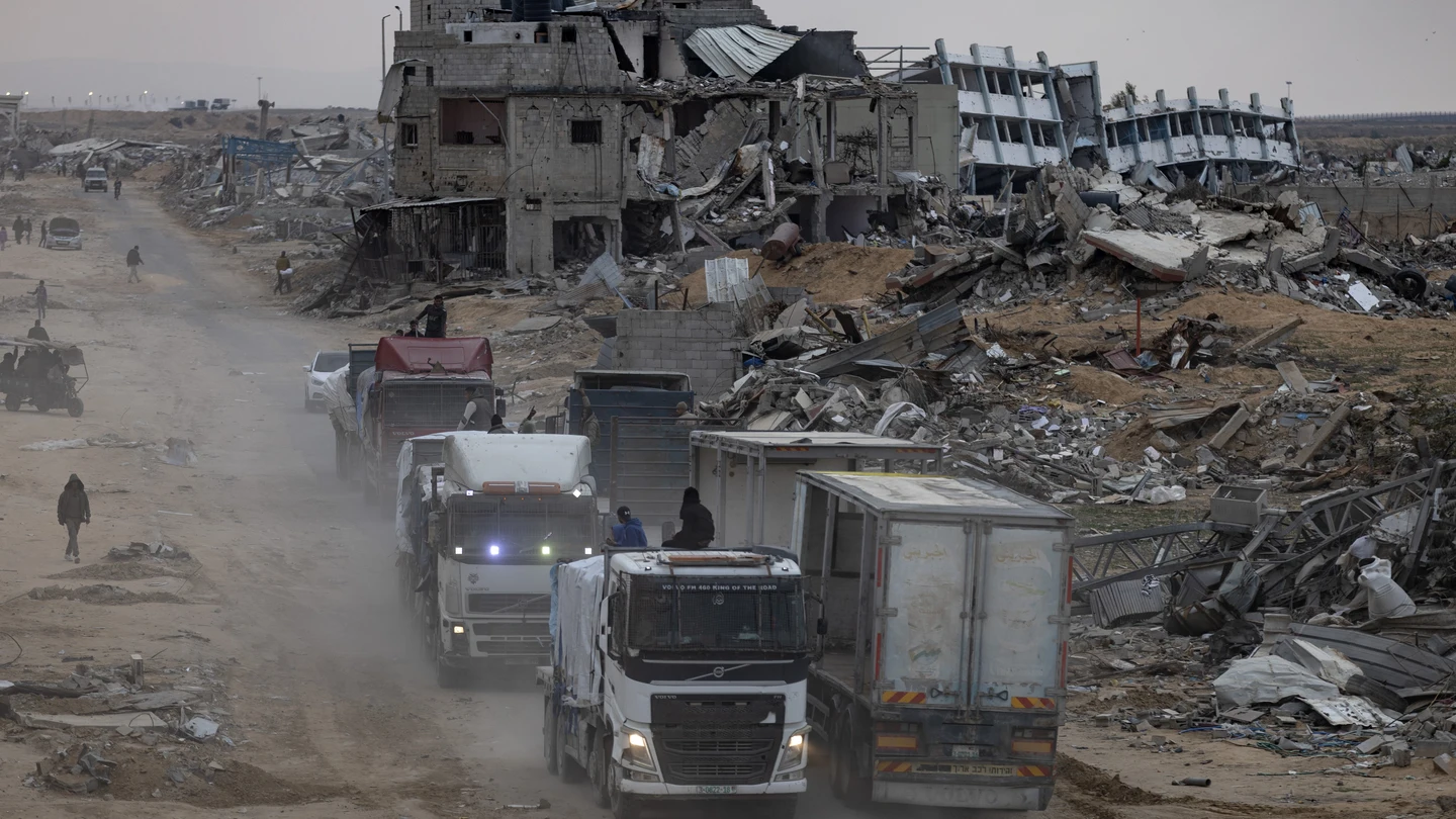Camiones de ayuda humanitaria entran en la ciudad de Rafah, en una imagen de archivo. Camiones de ayuda humanitaria entran en la ciudad de Rafah, en una imagen de archivo.