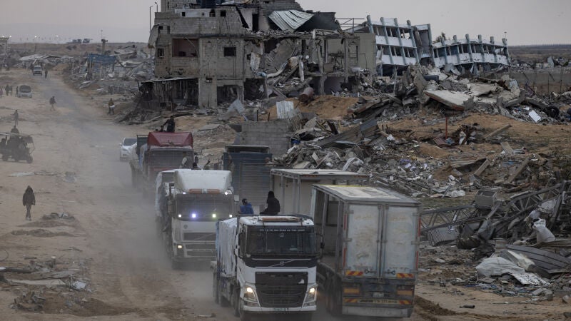 Camiones de ayuda humanitaria entran en la ciudad de Rafah, en una imagen de archivo.