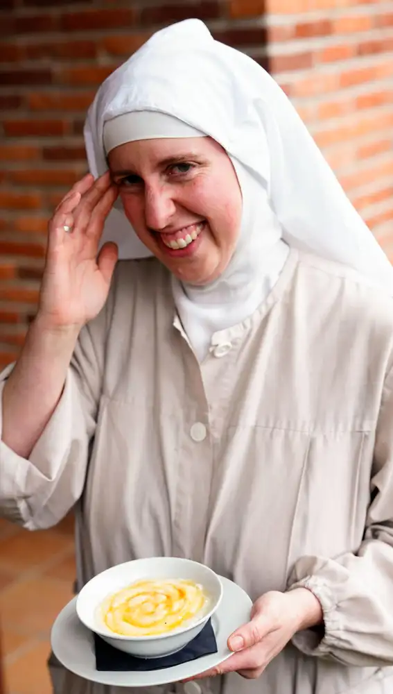 Sor Sión con un arroz con leche atendiendo a los medios después de la comida este lunes, en Arriondas. Sor Sión con un arroz con leche atendiendo a los medios después de la comida este lunes, en Arriondas.