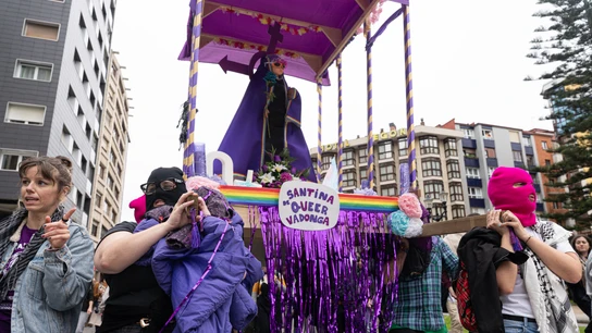 La 'Santina de Queervadonga' durante la manifestación del 8M en Gijón La 'Santina de Queervadonga' durante la manifestación del 8M en Gijón