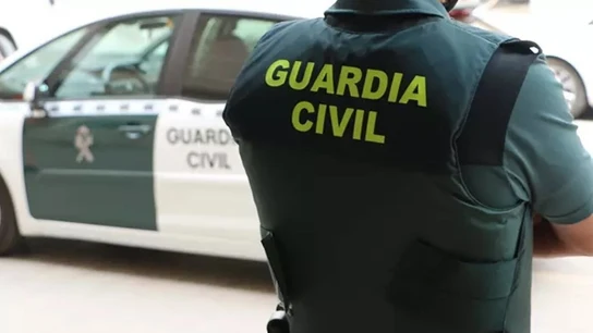 Un agente de la Guardia Civil de espaldas. Un agente de la Guardia Civil de espaldas.