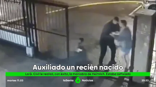 La Guardia Civil salva a un bebé recién nacido que se estaba asfixiando en Carmona (Sevilla) Los detalles Los agentes fueron alertados por los gritos de desesperación del padre, que había acudido a ellos pidiendo ayuda. Después de varios segundos de tensión, el bebé comenzó a respirar de nuevo.