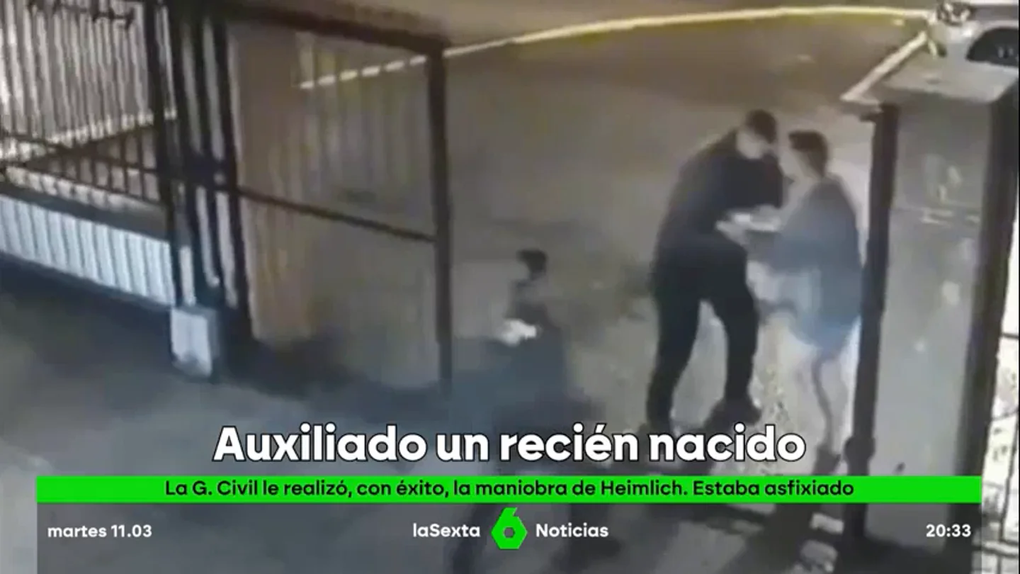 La Guardia Civil salva a un bebé recién nacido que se estaba asfixiando en Carmona (Sevilla) Los detalles Los agentes fueron alertados por los gritos de desesperación del padre, que había acudido a ellos pidiendo ayuda. Después de varios segundos de tensión, el bebé comenzó a respirar de nuevo.