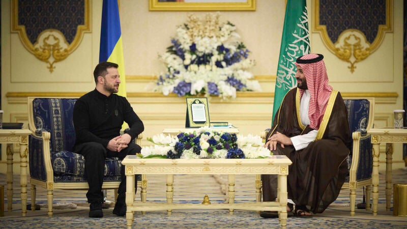 El presidente de Ucrania, Volodimir Zelenski, durante su encuentro con el príncipe heredero Mohammed Bin Salmán.