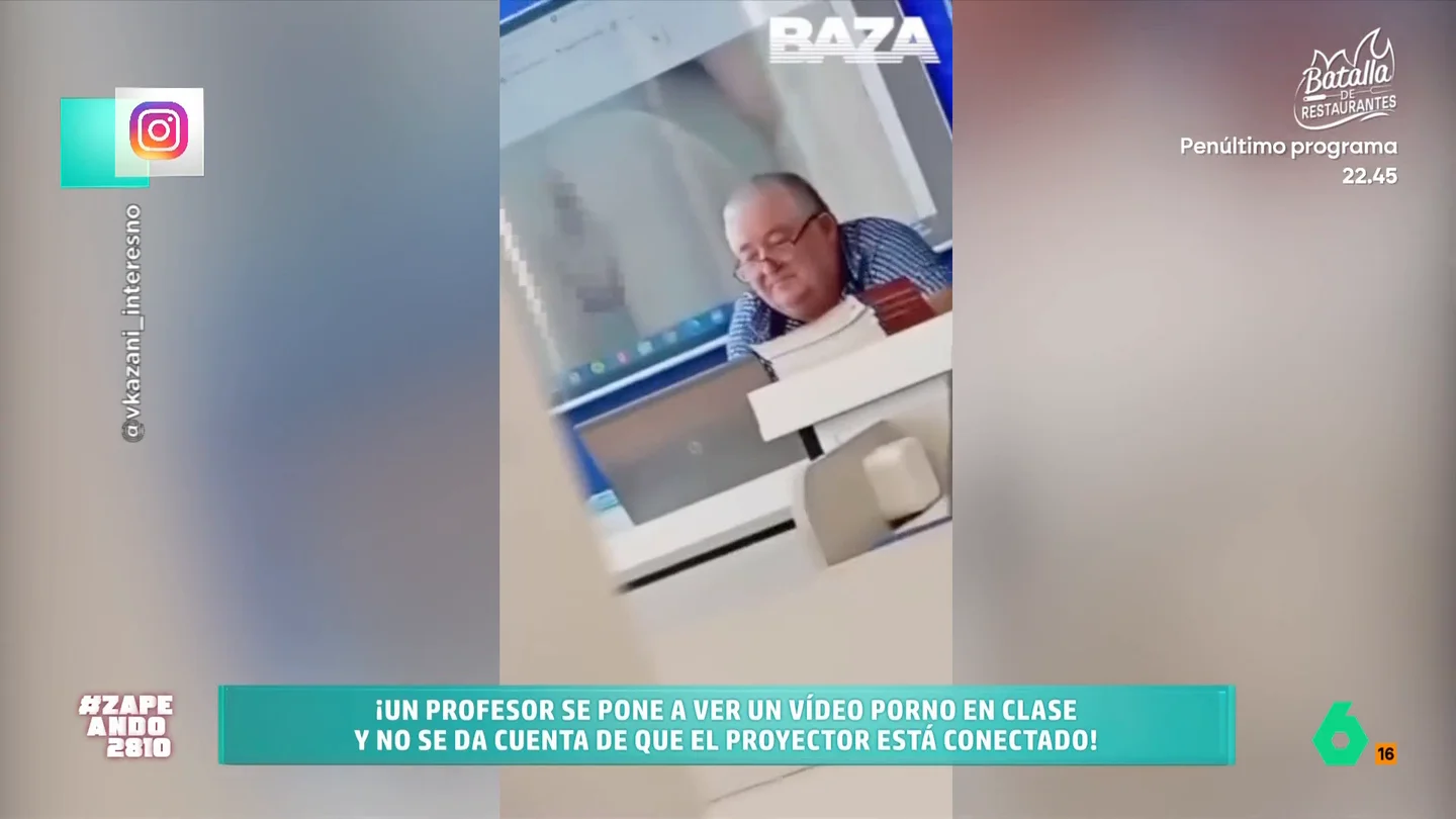 Pillan a un profesor viendo un vídeo porno mientras da clase: "Igual era de anatomía..." El docente comienza a ver una película subida de tono sin darse cuenta de que el proyector está conectado a su ordenador. Uno de sus alumnos decide grabar el surrealista momento.