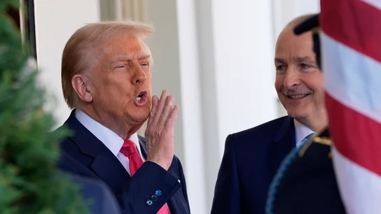 El presidente Donald Trump saluda al primer ministro de Irlanda, Michael Martin, a su llegada al Ala Oeste de la Casa Blanca en Washington El presidente Donald Trump saluda al primer ministro de Irlanda, Michael Martin, a su llegada al Ala Oeste de la Casa Blanca en Washington