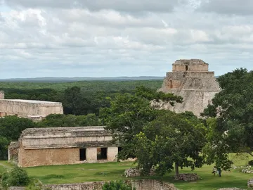 Ruinas mayas en las selvas de la Riviera Maya Ruinas mayas en las selvas de la Riviera Maya