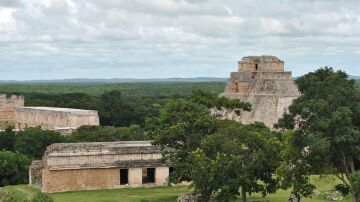 Ruinas mayas en las selvas de la Riviera Maya