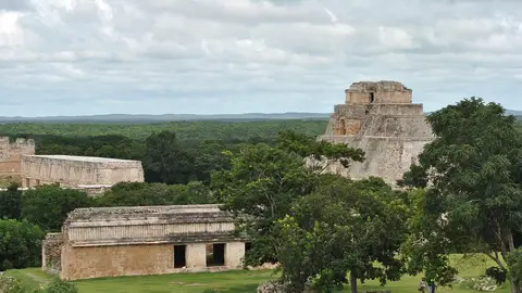 Ruinas mayas en las selvas de la Riviera Maya Ruinas mayas en las selvas de la Riviera Maya