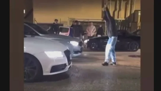 Carreras ilegales bajo la intensa lluvia de Madrid: velocidad de vértigo y derrapes a escasos metros del público Carreras ilegales bajo la intensa lluvia de Madrid: velocidad de vértigo y derrapes a escasos metros del público