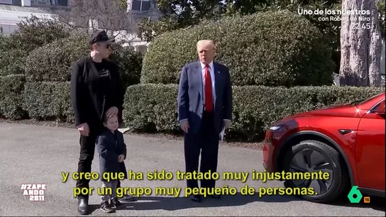 Trump promociona los Tesla de Elon Musk en el jardín de la Casa Blanca María Gómez y Dani Mateo reaccionan en este vídeo a las imágenes de Donald Trump comprando en el jardín de la Casa Blanca un Tesla a Elon Musk justo cuando las acciones de la compañía caen en picado y se propaga el boicot.