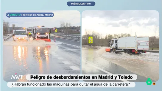 Benjamín Prado se 'descubre' ante el director de Obras de Torrejón: "Le das una cucharilla y evita el hundimiento del Titanic" Más Vale Tarde conecta en este vídeo con Javier Bastida, que muestra cómo el Ayuntamiento de Torrejón abre finalmente una carretera tras intentar quitar el agua de un desbordado río Henares con una quitanieves.