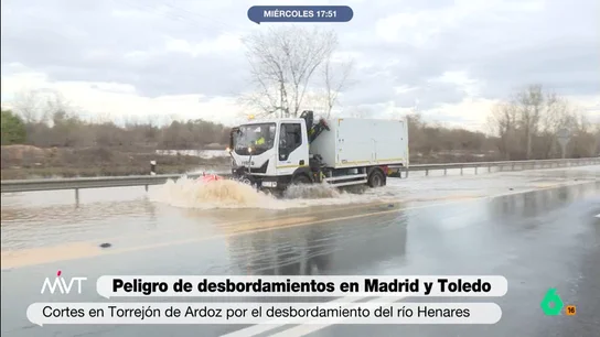 Cristina Pardo alucina con la técnica para sacar el agua del río Henares de una carretera Más Vale Tarde conecta con Javier Bastida para ver cómo un camión con una pala intenta sacar el agua por el desbordamiento del río Henares de una carretera de Torrejón de Ardoz. "Estoy sin palabras ahora mismo", admite el reportero.