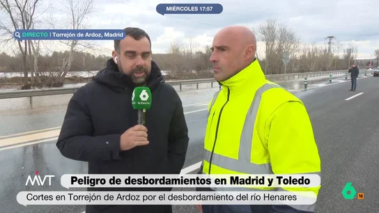 El director de Obras de Torrejón, convencido de desaguar una carretera con una quitanieves "Esperamos que en una hora esté limpia la carretera completamente", afirma Federico Martos, director de Obras del Ayuntamiento de Torrejón, que en este vídeo explica cómo empujan el agua de la crecida del Henares de vuelta al río.
