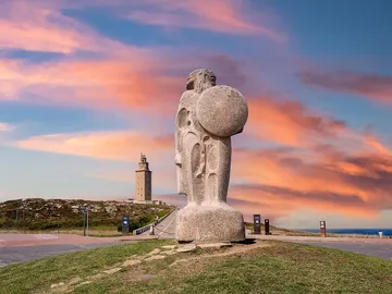 Estatua de Breogán con la Torre de Hércules al fondo Estatua de Breogán con la Torre de Hércules al fondo