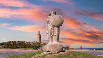 Estatua de Breogán con la Torre de Hércules al fondo