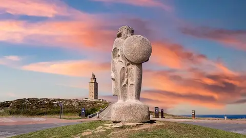 Estatua de Breogán con la Torre de Hércules al fondo Estatua de Breogán con la Torre de Hércules al fondo