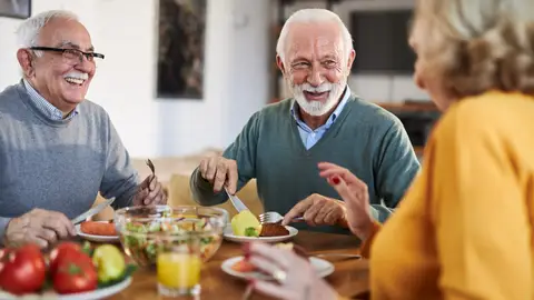 Personas mayores comiendo juntas Personas mayores comiendo juntas