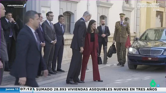 "Solo una foto, señores escoltas": así reacciona la gente al ver al rey Felipe y la reina Letizia en Valencia "Solo una foto, señores escoltas": así reacciona la gente al ver al rey Felipe y la reina Letizia en Valencia