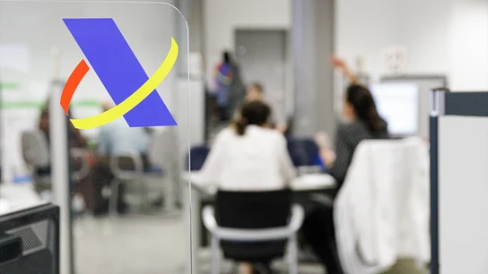 Imagen de archivo. Varias personas son atendidas en la Agencia Tributaria  Imagen de archivo. Varias personas son atendidas en la Agencia Tributaria