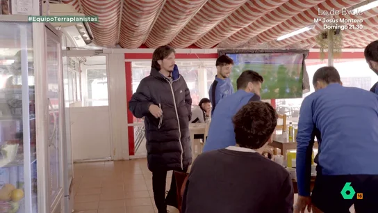 Javi Poves, con sus jugadores Javi Poves, con sus jugadores