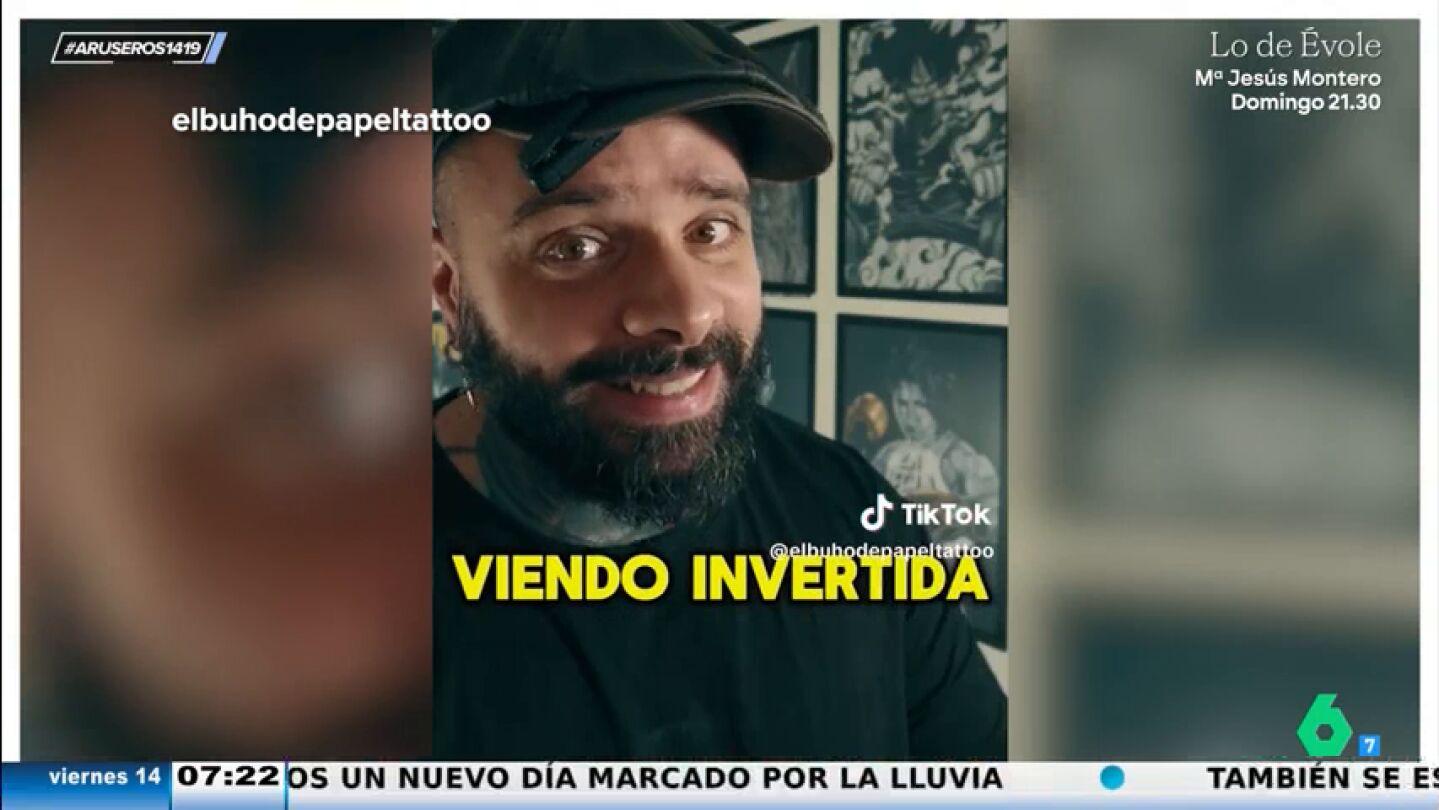 La surrealista reacci&oacute;n del cliente de este tatuador al ver su tatuaje en el espejo: "Notaba las letras raras, como del&nbsp;rev&eacute;s"