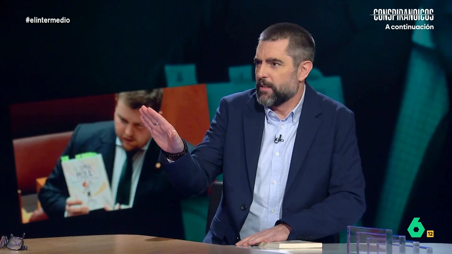 Dani Mateo, sobre la indignación de un miembro de Vox con el libro infantil 'El semen mola': "Este libro no lo tragan" El procurador Miguel Suárez ha llevado hasta las Cortes de Castilla y León un libro de educación sexual que algunos profesores han recomendado a sus alumnos de sexto de primaria.