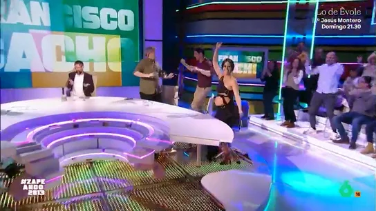 Francisco Cacho baila 'Fiesta' de Raffaella Carrà en Zapeando: "Necesito desfogar, muchas borrascas" Francisco ha entrado al programa pidiendo una canción para poder bailar. "Este señor tiene unas ganas de fiesta de verdad que no es normal", afirma Cristina Pedroche ante su petición.