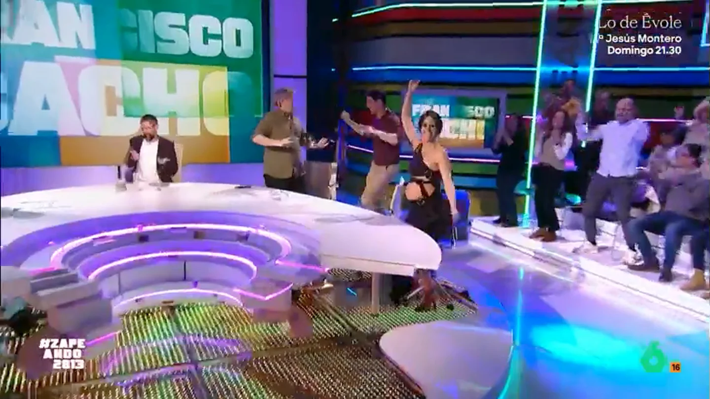 Francisco Cacho baila 'Fiesta' de Raffaella Carrà en Zapeando: "Necesito desfogar, muchas borrascas" Francisco ha entrado al programa pidiendo una canción para poder bailar. "Este señor tiene unas ganas de fiesta de verdad que no es normal", afirma Cristina Pedroche ante su petición.