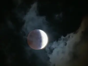 La Luna se tino de rojo en un eclipse total visible desde el oeste de Espana La Luna se tino de rojo en un eclipse total visible desde el oeste de Espana