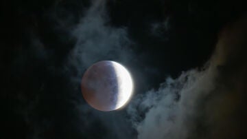 La Luna se tino de rojo en un eclipse total visible desde el oeste de Espana