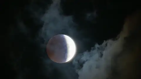 La Luna se tino de rojo en un eclipse total visible desde el oeste de Espana La Luna se tino de rojo en un eclipse total visible desde el oeste de Espana