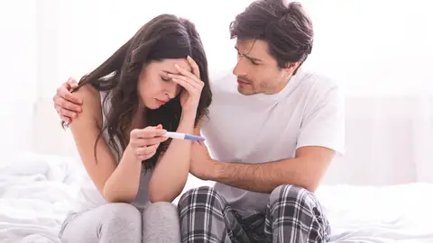 Pareja con un test de embarazo negativo Pareja con un test de embarazo negativo