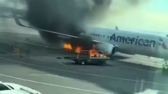 Un avión de American Airlines con 178 pasajeros se incendia al aterrizar en Denver (EEUU) Un avión de American Airlines con 178 pasajeros se incendia al aterrizar en Denver (EEUU)