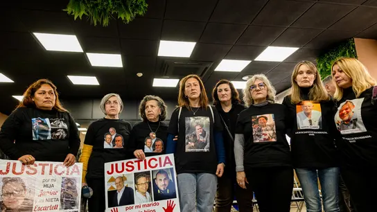 "No han muerto, les han asesinado": las familiares de los fallecidos por la DANA claman contra los políticos que llegan "227 víctimas tarde" "No han muerto, les han asesinado": las familiares de los fallecidos por la DANA claman contra los políticos que llegan "227 víctimas tarde"