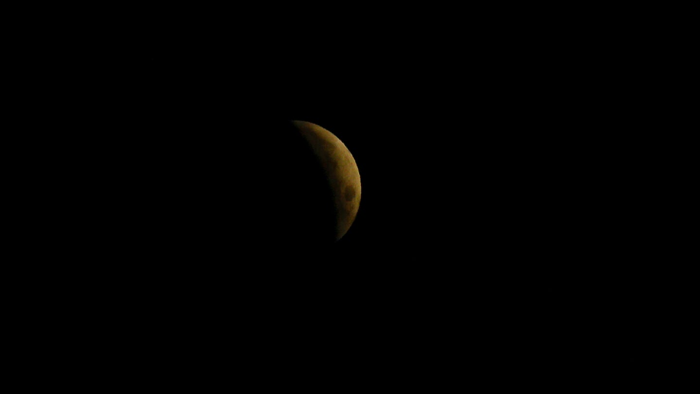 Vista de la luna de Sangre, el viernes 14 de marzo de 2025, durante el eclipse lunar visto desde la Ulloa al sur de Lugo