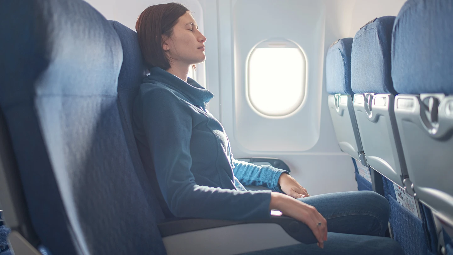 Chica durmiendo en el avión Chica durmiendo en el avión