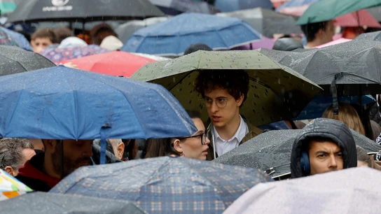 Numerosas personas se protegen de la lluvia con paraguas durante el disparo de la mascletà este jueves a cargo de Pirotecnia Tamarit Numerosas personas se protegen de la lluvia con paraguas durante el disparo de la mascletà este jueves a cargo de Pirotecnia Tamarit
