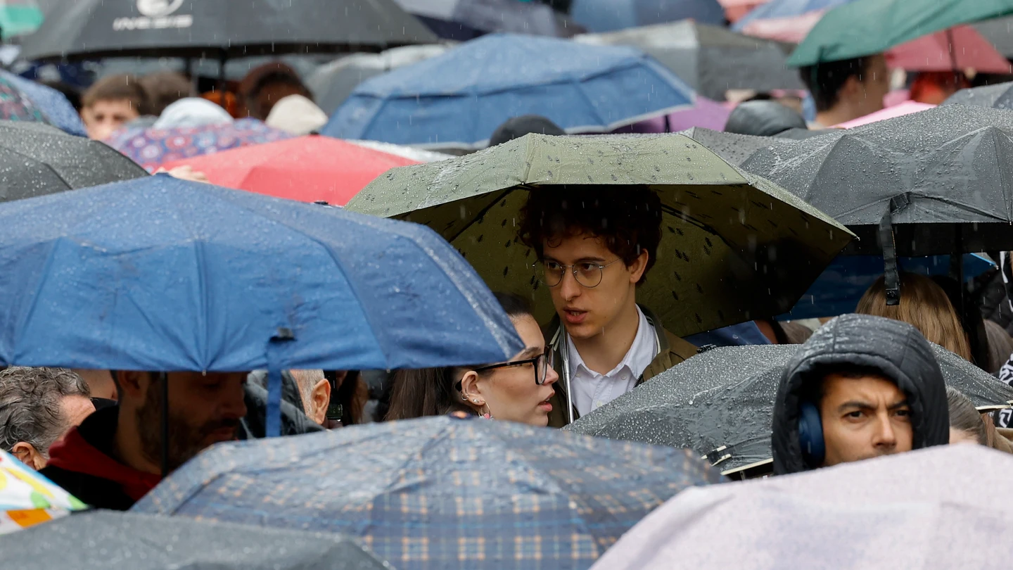 Numerosas personas se protegen de la lluvia con paraguas durante el disparo de la mascletà este jueves a cargo de Pirotecnia Tamarit Numerosas personas se protegen de la lluvia con paraguas durante el disparo de la mascletà este jueves a cargo de Pirotecnia Tamarit