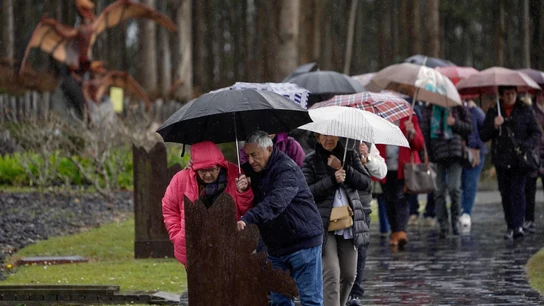 Visitantes del Museo Jurásico de Asturias (MUJA) se protegen de la intensa lluvia durante la borrasca Konrad Visitantes del Museo Jurásico de Asturias (MUJA) se protegen de la intensa lluvia durante la borrasca Konrad