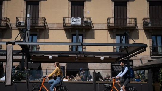 Imagen de archivo de un cartel de alquiler en la fachada de un edificio en Barcelona Imagen de archivo de un cartel de alquiler en la fachada de un edificio en Barcelona