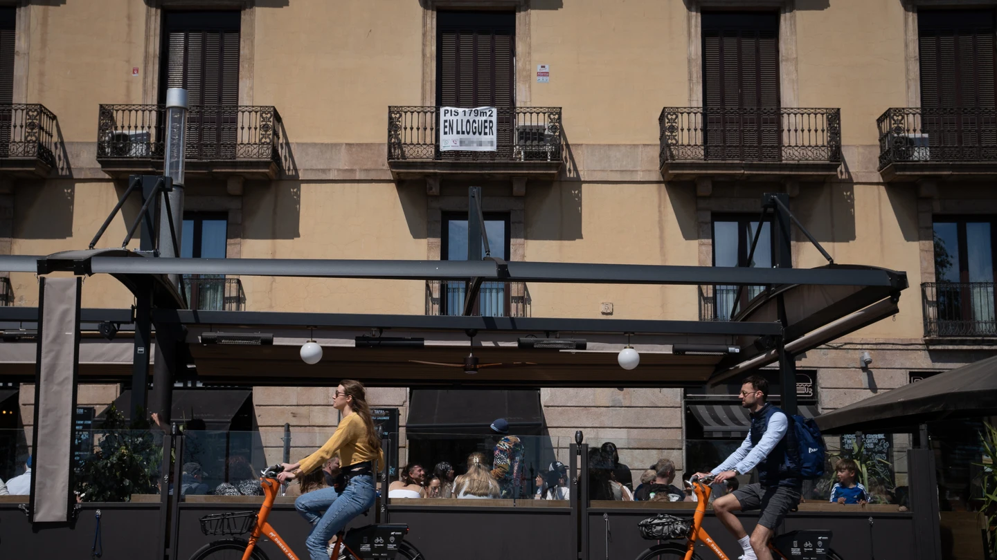 Imagen de archivo de un cartel de alquiler en la fachada de un edificio en Barcelona Imagen de archivo de un cartel de alquiler en la fachada de un edificio en Barcelona