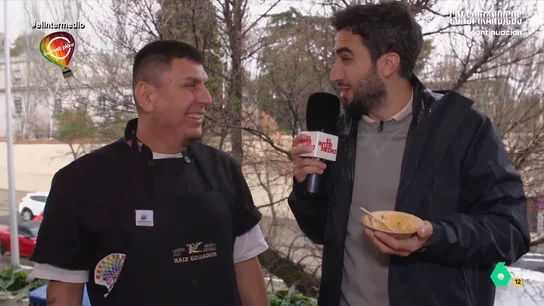 Isma Juárez descubre la gastronomía de Ecuador: "Cuando hago reportajes así me pongo hasta el culo de lo que me deis" El reportero ha conocido más en profundidad la gastronomía ecuatoriana en su visita a Casa Ecuador. Juárez ha probado el encebollado de pescado, los callos en salsa de maní o una cerveza local.