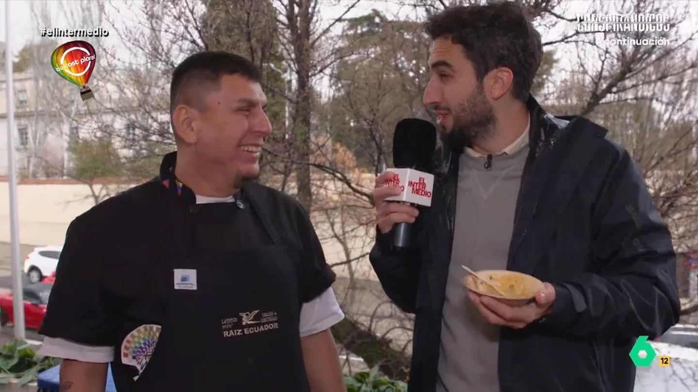 Isma Juárez descubre la gastronomía de Ecuador: "Cuando hago reportajes así me pongo hasta el culo de lo que me deis" El reportero ha conocido más en profundidad la gastronomía ecuatoriana en su visita a Casa Ecuador. Juárez ha probado el encebollado de pescado, los callos en salsa de maní o una cerveza local.