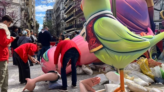 Cae un ninot de la falla Félix Pizcueta-Ciril Amorós tras colapsar por el agua acumulada Cae un ninot de la falla Félix Pizcueta-Ciril Amorós tras colapsar por el agua acumulada