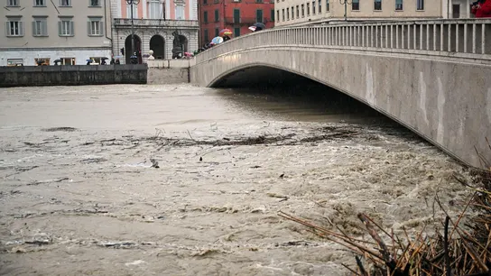 Vista del río Arno, que muestra altos niveles debido a las recientes lluvias torrenciales, a su paso por la ciudad de Pisa Vista del río Arno, que muestra altos niveles debido a las recientes lluvias torrenciales, a su paso por la ciudad de Pisa